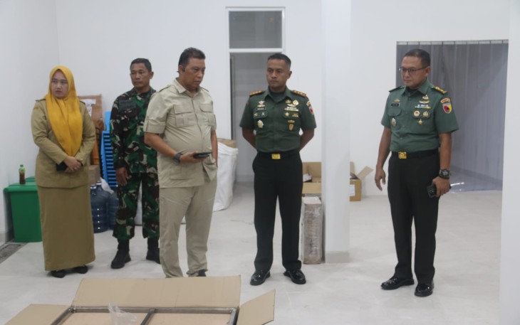 Dandim 0803/Madiun Letkol Kav Widhi Bayu Sudibyo saat kunjungan di SPPG Madiun