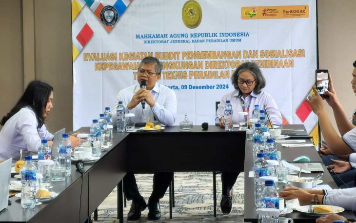 Direktur Pengembangan Teknis Peradilan Umum, Hasanudin SH MH saat memaparkan evaluasi kegiatan, Senin (9/12)