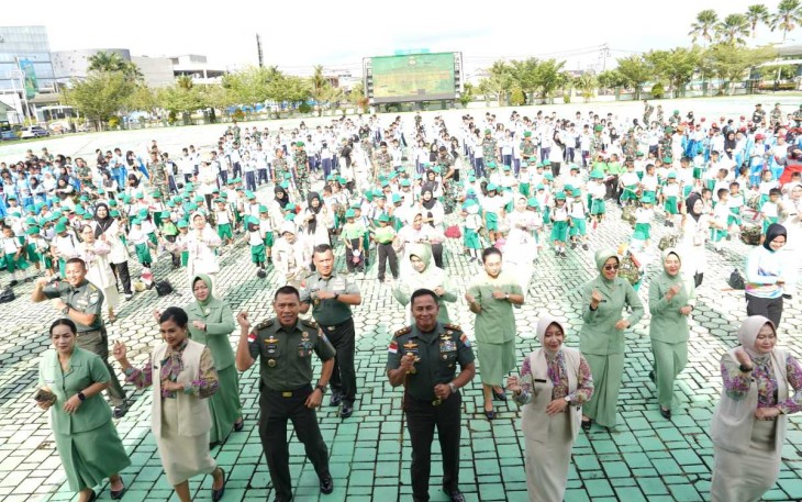Pangdam XII/Tpr Mayjen TNI Iwan Setiawan joget komando bersama ribuan anak-anak, Selasa (10/12)