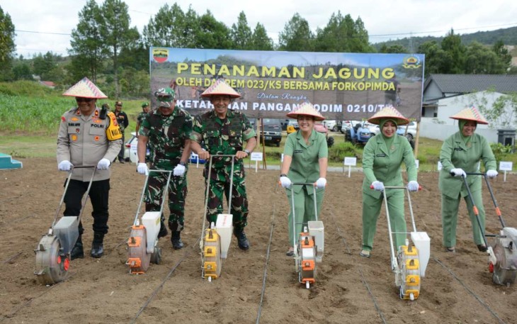 Danrem 023/KS Kolonel Inf Jansen P Nainggolan saat tanam jagung