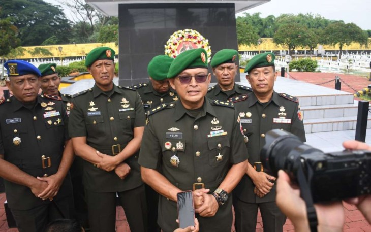 Kasrem 081/DSJ Letkol Inf Meina Helmi saat memberikan keterangan pers usai ziarah di TMP, Kamis (12/12)