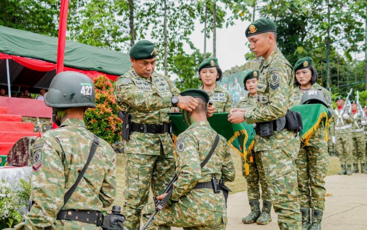 Pangkostrad Letjen TNI Mohamad Hasan saat menyematkan Brevet Cakra, Jum'at (13/12)