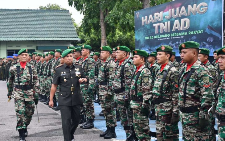 Danrem 081/DSJ Kolonel Inf Rama Pratama saat Inspeksi pasukan peringati Hari Juang TNI AD, Minggu (15/12)