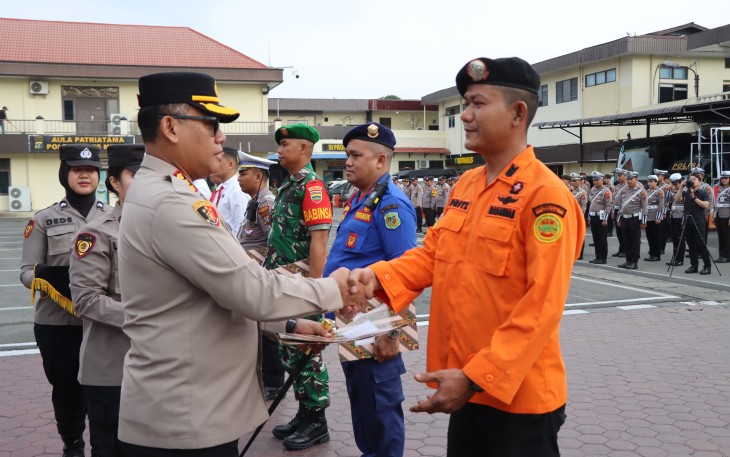 Kapolrestabes Medan Berikan Penghargaan kepada Personel Berprestasi.