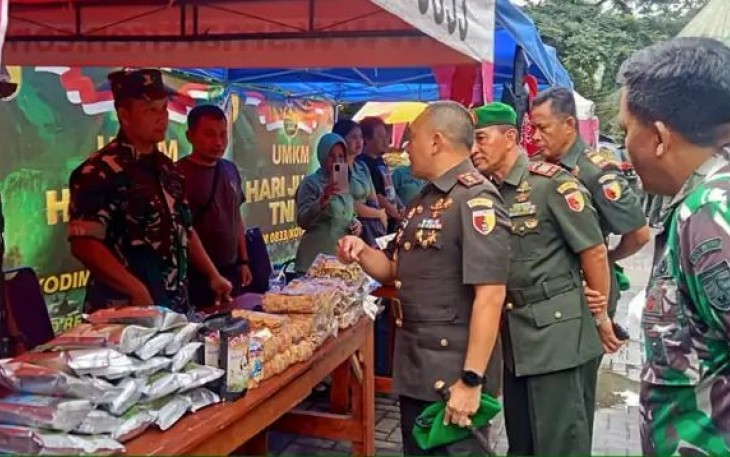 Dandim 0833/Kota Malang Letkol Arm Aris Gunawan saat meninjau stan bazar UMKM