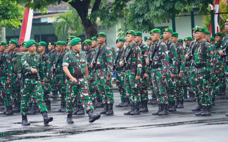 Kasdivif 2 Kostrad Brigjen TNI Primadi Saiful Sulun pengecekan pasukan upacara peringatan Hari Juang TNI AD tahun 2024, Malang, Senin (16/12)