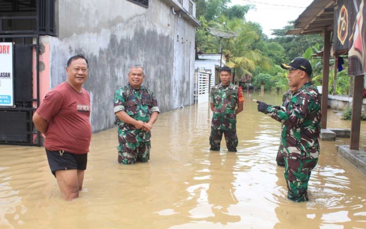 Dandim 0806/Trenggalek Letkol Czi Yudo Aji Susanto tinjau lokasi banjir, Senin (16/12)