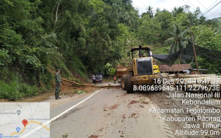 Pengamanan evakuasi material longsor di wilayah desa binaan 