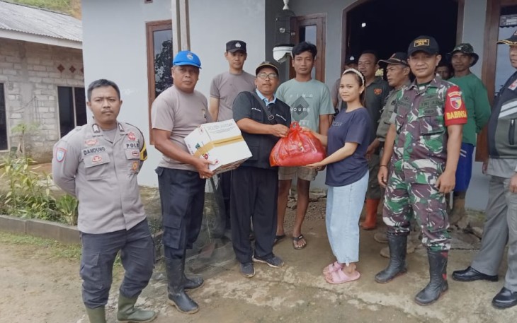 Bantu masyarakat terdampak tanah longsor di wilayah desa binaan 