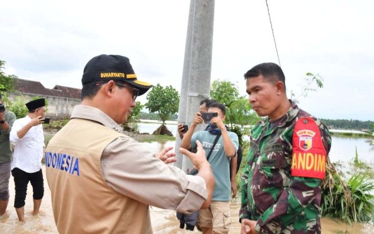 Dandim 0802/Ponorogo Letkol Inf Dwi Soerjono menerima arahan Kepala BNPB saat meninjau lokasi banjir, Senin (16/12)