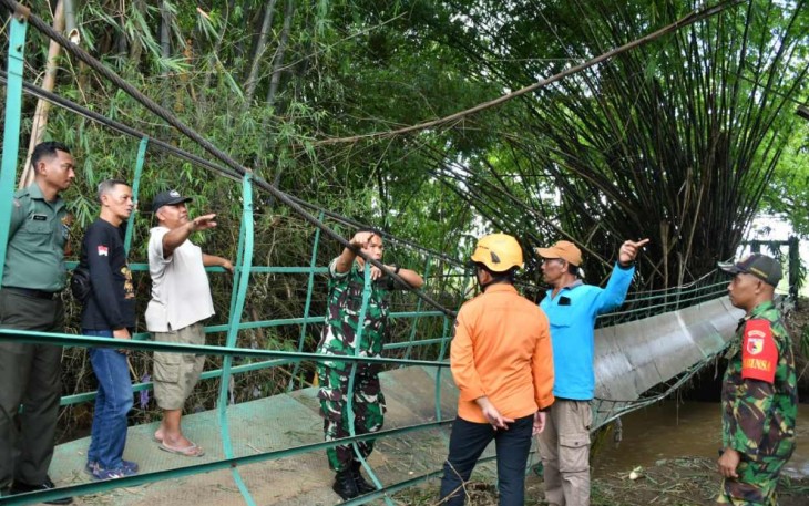 Dandim 0802/Ponorogo Letkol Inf Dwi Soerjono meninjau kondisi wilayah pasca banjir, Rabu (18/12)