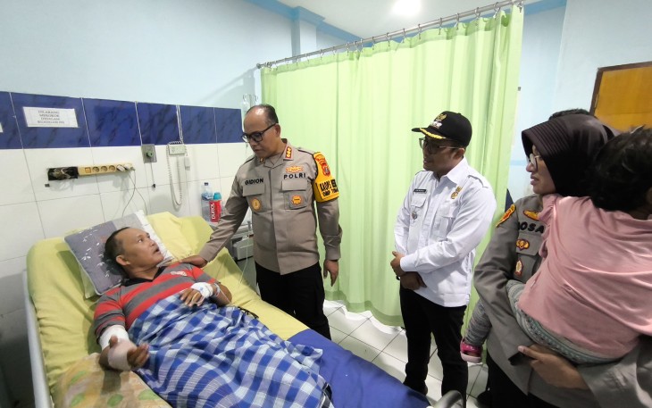 Kapolrestabes Medan Besuk Kepling Korban Penusukan dari ODGJ