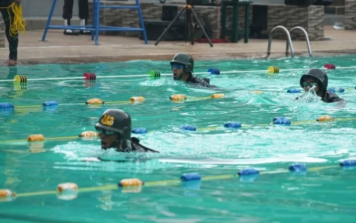 Lomba renang militer antar satuan prajurit Divif 1 Kostrad, Rabu (18/12)