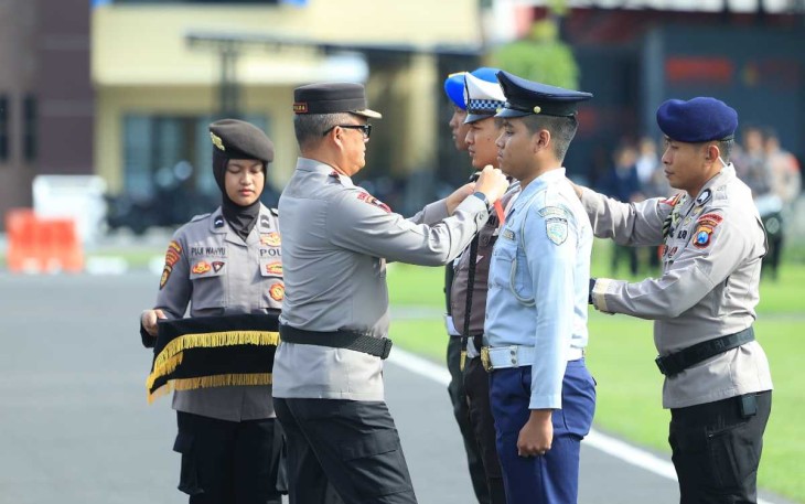 Kapolda Jatim Irjen Pol Imam Sugianto saat apel gelar pasukan operasi lilin Semeru 2024, Jum'at (20/12)