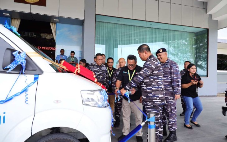 Pangkoarmada III Laksda TNI Hersan saat menerima hibah mobil ambulance di Sorong, Jum'at (20/12)