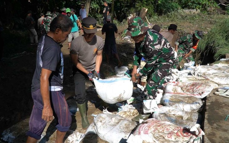 Kemanunggalan TNI Polri rehabilitasi pasca bencana di Ponorogo 