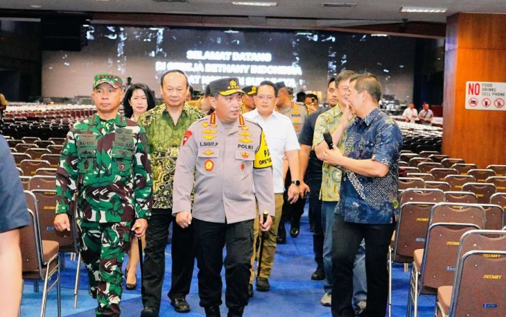 Kapolri Jenderal Listyo Sigit Prabowo saat pengecekan gereja di Surabaya, Jum'at (20/12)