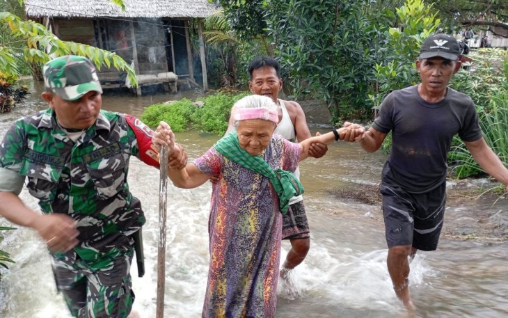 Jajaran Kodam XIV/Hsn di Wilayah Sulsel saat Berikan Bantuan kepada Korban Banjir