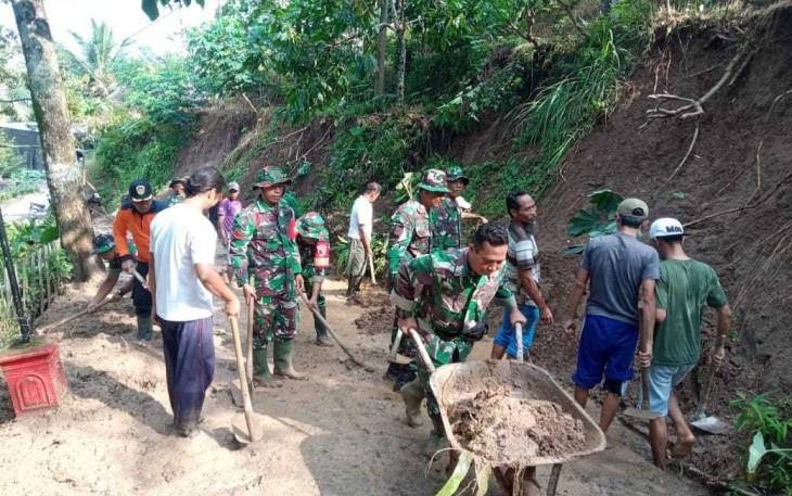 Evakuasi material longsor di wilayah desa binaan 