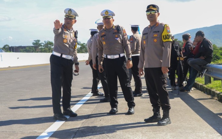 Investigasi kecelakaan bus di tol Malang-Pandaan KM 77+200 Lawang, Malang, Selasa (24/12)