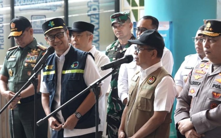 Menkes Budi Gunadi Sadikin saat konferensi pers di pelabuhan Merak Cilegon, Selasa (24/12)