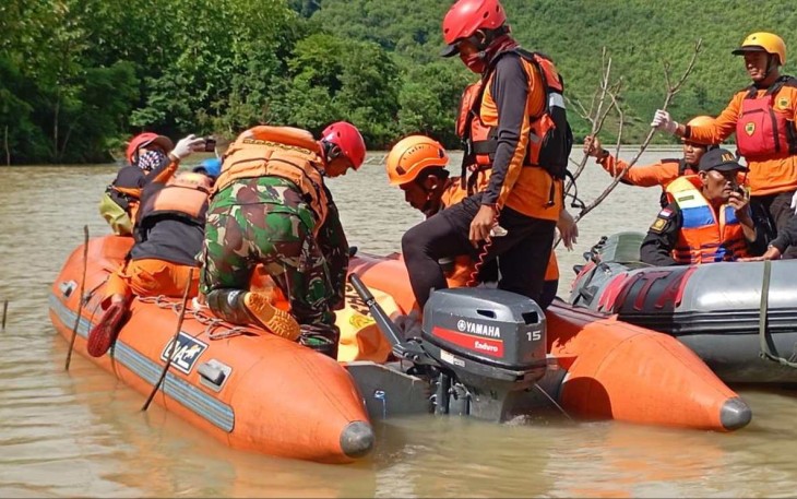 Evakuasi korban tenggelam di waduk Bendo Kabupaten Ponorogo, Selasa (24/12)