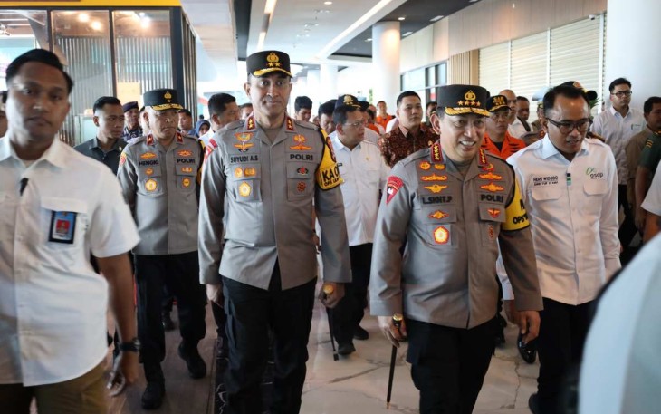 Kapolda Banten Irjen Pol Suyudi Ario Seto mendampingi Kapolri di pelabuhan Merak, Cilegon, Banten, Selasa (24/12)