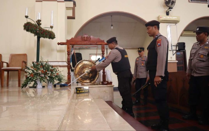 Tim Jibom Gegana Polda Jatim saat sterilisasi gereja jelang Natal, Selasa (24/12)