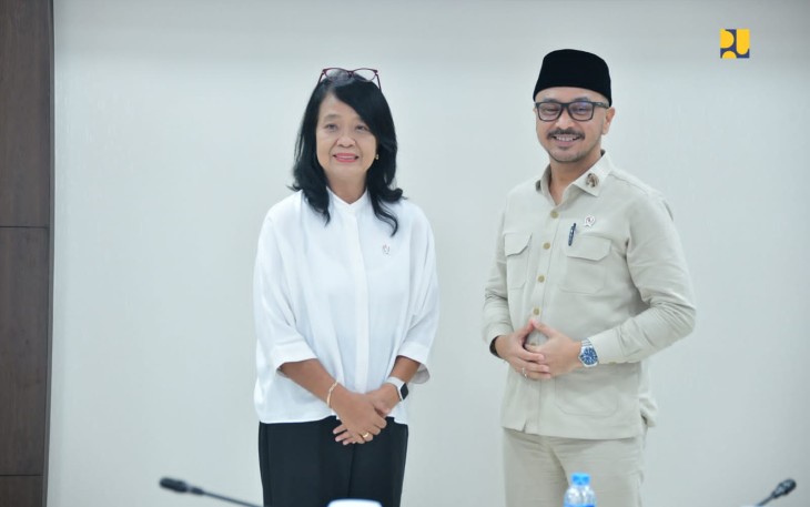 Wamen PU Diana Kusumastuti bersama Wamen Kebudayaan Giring Ganesha di Jakarta, Selasa (24/12)