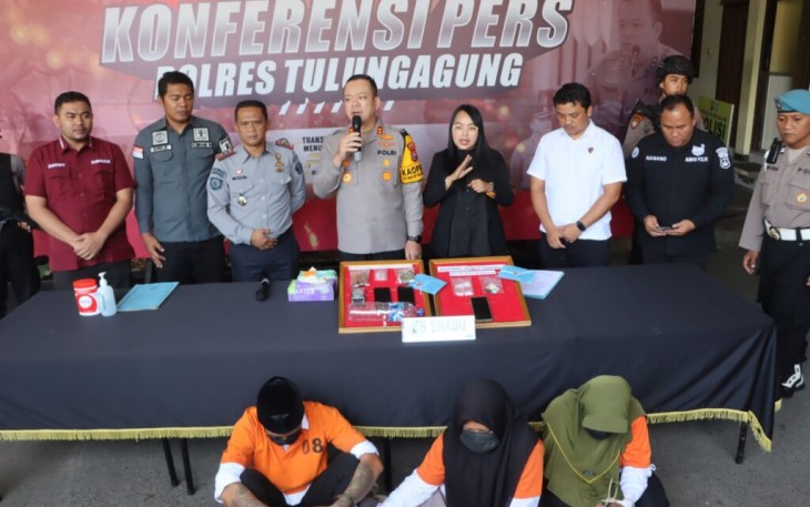 Kapolres Tulungagung AKBP Muhammad Taat Resdi saat konferensi pers, Jum'at (27/12)
