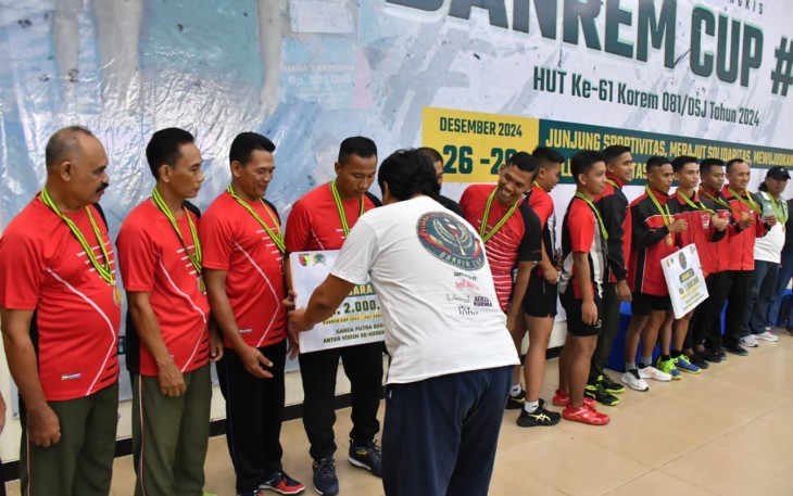 Lettu Inf Wawan Handaru saat menerima pengalungan medali dan hadiah, Minggu (29/12)