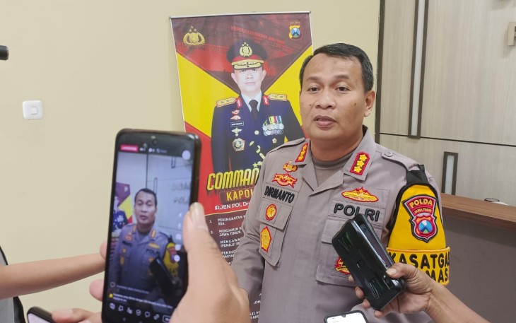 Kabid Humas Polda Jatim Kombes Dirmanto saat memberikan keterangan pers 