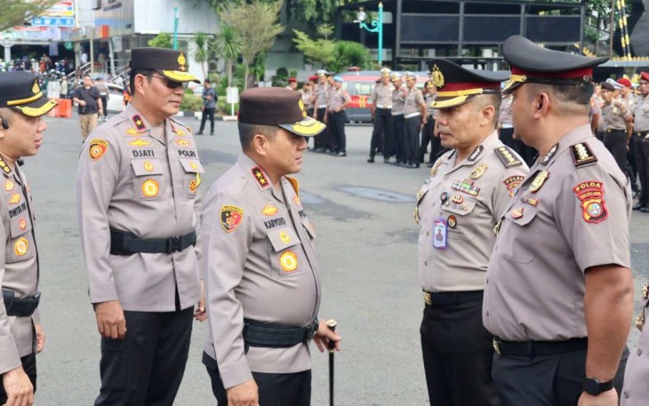 Kapolda Metro Jaya Irjen Karyoto saat memberikan ucapan selamat kenaikan pangkat anggotanya, Selasa (31/12)