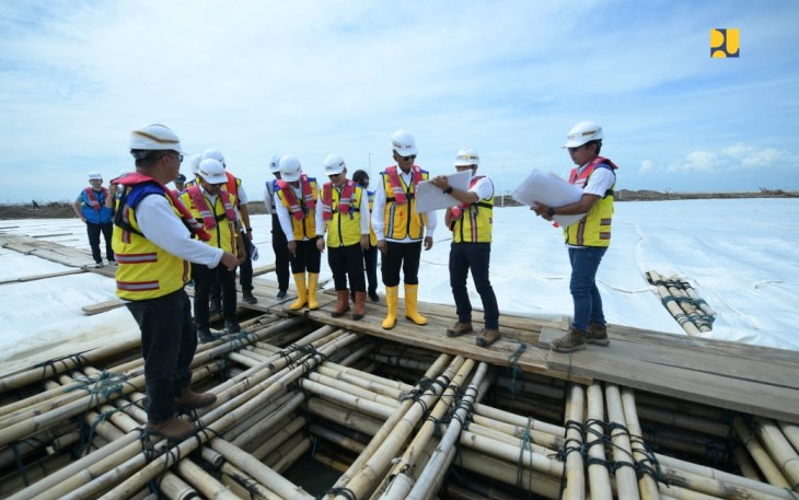 Menteri PU Dody Hanggodo saat meninjau pembangunan tol Semarang -Demak, Selasa (31/12)