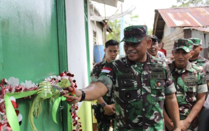 Danrem 121/Abw Brigjen TNI Luqman Arief saat gunting pita hasil rehab rumah tidak layak huni, Rabu (10/1)