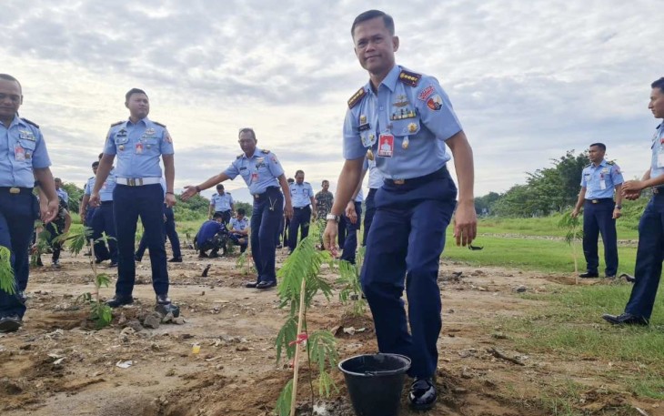 Danlanud Sutan Sjahrir Kol Nav Saeful Rakhmat usai menanam pohon Kaliandra, Rabu, (24/1)
