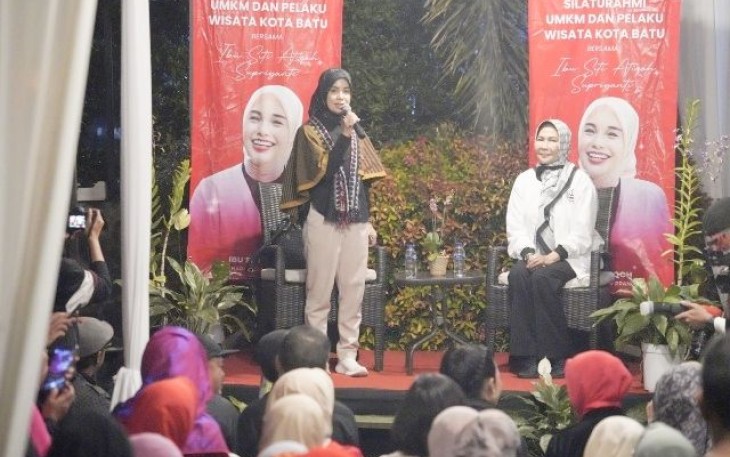 Siti Atikoh Bersama pelaku UMKM dan Wisata di Kafe Pupuk Bawang Batu, Kota Batu, Sabtu (27/1)