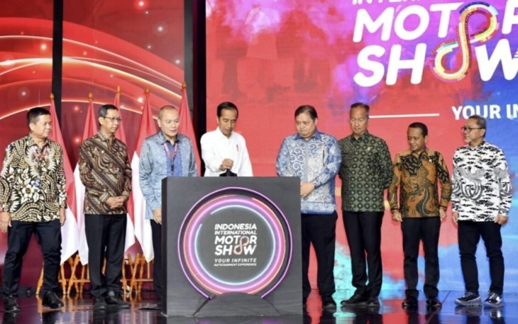 Presiden Joko WIdodo secara resmi membuka pameran otomotif Indonesia International Motor Show (IIMS) tahun 2024 di Jakarta International Expo (JIEXPO) Kemayoran, Jakarta, pada Kamis, 15 Februari 2024