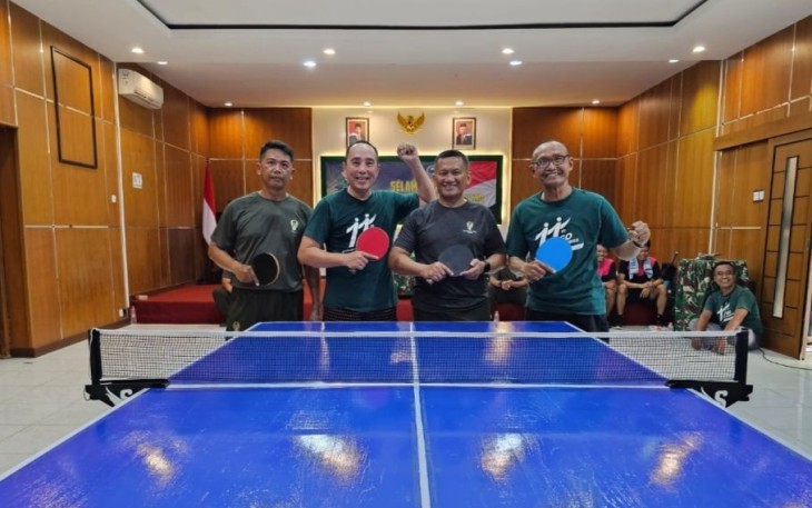 Pertandingan persahabatan tenis meja Favehotel Solo dengan Kodim 0726/Sukoharjo 