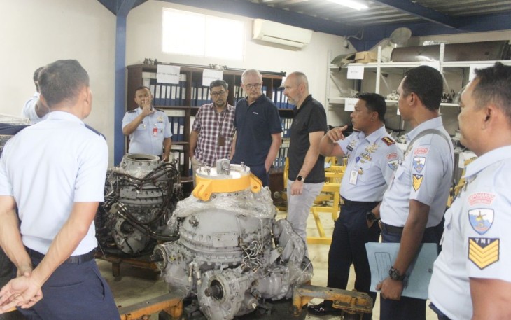 Tim Airbus saat inspeksi MGB helikopter Caracal di Sathar 92 Subang, Selasa (27/2)