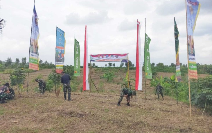 Penyiapan lahan ketahanan pangan di desa Sumberbening, Sabtu (2/3)