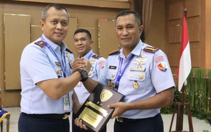 Danlanud Sutan Sjahrir Kolonel Nav Sani Salman Nuryadin saat menerima penghargaan Zero Accident Award 2024 dari Pangkoopsud I dalam acara Rakernis Koopsud I TA 2024 di Jakarta, Senin (4/3)
