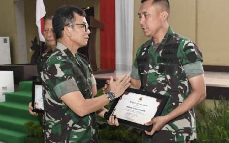 Dandim 0208/Asahan Letkol Inf Muhamad Bassarewan saat menerima piagam penghargaan dari Pangdam I/BB, Selasa (5/3)