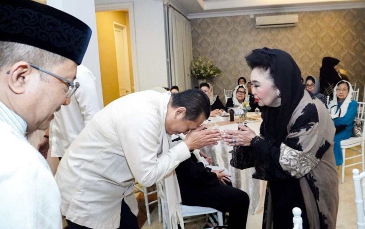 Ketua MPR Bambang Soesatyo berjabat tangan dengan istri almarhum Harmoko di Jakarta 