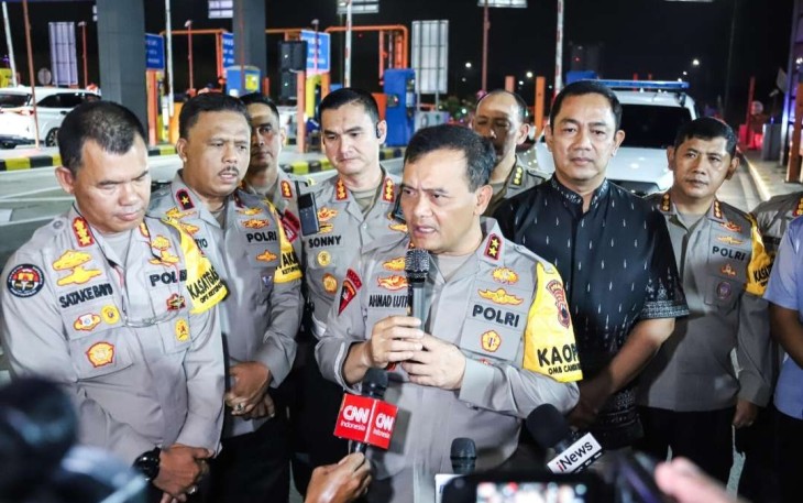 Kapolda Jateng Irjen Pol Ahmad Luthfi saat memberikan konferensi pers di GT Kalikangkung, Minggu (7/4)