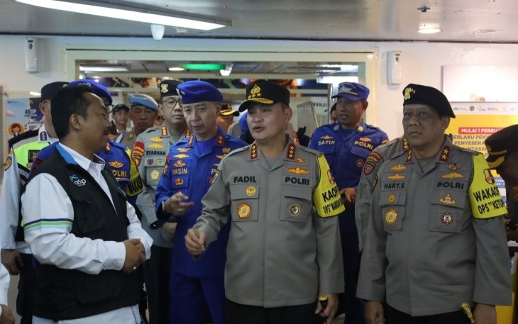 Kabaharkam Polri Komjen Dr Muhammad Fadil Imran meninjau arus mudik di pelabuhan Merak Banten, Selasa (9/4)