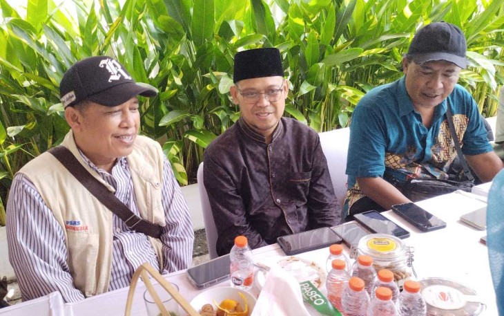 Wakil Wali Kota Depok Imam Budi Hartono (tengah) saat memberikan keterangan dalam open house lebaran bersama Pembina KJD Ryan Ishak dan Ketua KJD John Hutapea, Rabu (10/4)