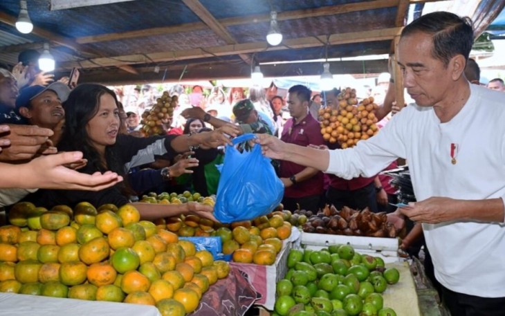 Presiden Joko Widodo mengunjungi Pasar Buah Berastagi di Kabupaten Karo, Provinsi Sumatra Utara, pada Sabtu, 13 April 2024.