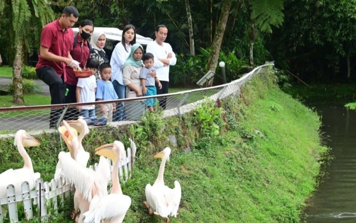 Presiden Joko Widodo bersama Ibu Iriana Joko Widodo menikmati nuansa alam dan wisata satwa di The Hill Hotel and Resort, Kabupaten Deli Serdang, Provinsi Sumatra Utara pada Sabtu, 13 April 2024