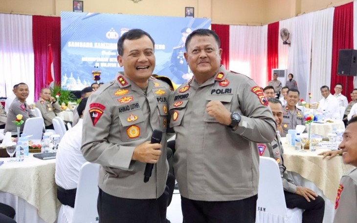 Kapolda Jateng Irjen Pol Ahmad Luthfi bersama anggota Polres Purworejo, Senin (22/4)